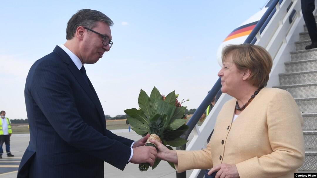 Predsednik Srbije Aleksandar Vučić i nemačka kancelarka Angela Merkel na aerodromu u Beogradu (RSE/courtesy photo)