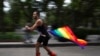 Un hombre de la comunidad LGBT pasa patinando con una BANDERA de arcoíris para celebrar la diversidad sexual, en Ciudad de México, el 26 de junio de 2021.