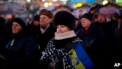 Para demonstran menghadiri pidato politik di alun-alun Kemerdekaan, pusat demonstrasi di Kyiv, Ukraina (3/2). (AP/Emilio Morenatti)