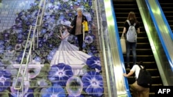 Seorang komuter berjalan menuruni tangga di pintu masuk Stasiun JR Kumagaya di Kumagaya, Prefektur Saitama pada 15 Juli 2019. (Foto: AFP / Kazuhiro Nogi)