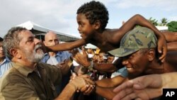 巴西前总统达.席尔瓦和当地民众见面