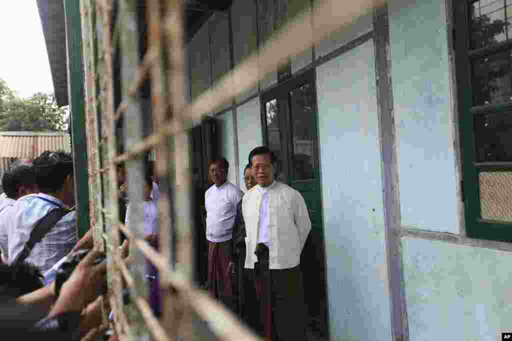 缅甸前总理钦纽4月1日在投票之后，同记者交谈