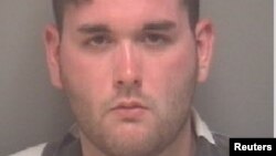 Foto distribuida por la policía de Charlottesville de la ficha policial de James Alex Fields Jr., 20, quien será presentado el lunes ante un juez acusado de asesinato no premeditado.