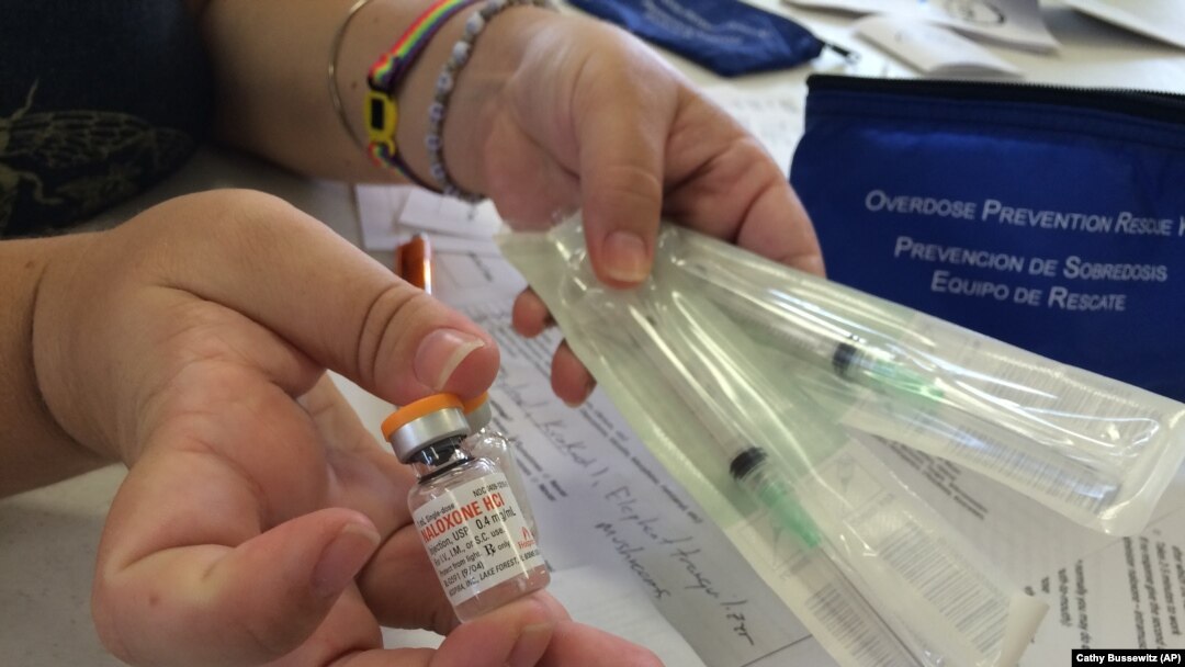 Seorang petugas kesehatan masyarakat memperlihatkan ampul obat naloxone dan suntikan yang didistribusikan di Honolulu, Hawaii, untuk memerangi overdosis narkoba, 12 September 2016. (Foto: Cathy Bussewitz/AP) 