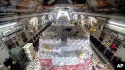 Paket bantuan untuk Tonga di dalam pesawat C-17A Globemaster III Angkatan Udara Australia di pangkalan udara di Amberley, Australia, Kamis, 20 Januari 2022. (LACW Kate Czerny/Australian Defence Force via AP)