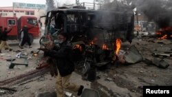  دليويز يو چارواکي محمد طارق ميډيا ته په دغه اړه وئيلي دي چې دکيچ ضلعې په دشت تحصيل کې تندلارو دفرنټئير ورکس ارگنائزيشن( ايف ډبليو او) يو گاډى په ريمووټ کنټرول بم الوځولى.