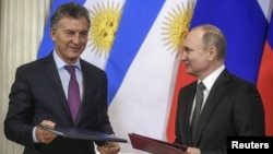 Arhiva - Ruski predsednik Vladimir Putin (desno) i njegov argentinski kolega Mauricio Makri prisustvuju ceremoniji potpisivanja, posle razgovora u Kremlju, 23. januara 2018.