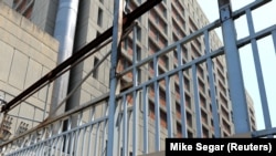 Ilustrasi, gedung tahanan Metropolitan Detention Center (MDC) di wilayah Brooklyn di New York City, New York, AS, 6 Juli 2020. (Foto: REUTERS/Mike Segar)