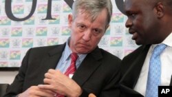 Après s'être rendu en Guinée, Anthony Banbury (à g.) a fait escale en Sierra Leone