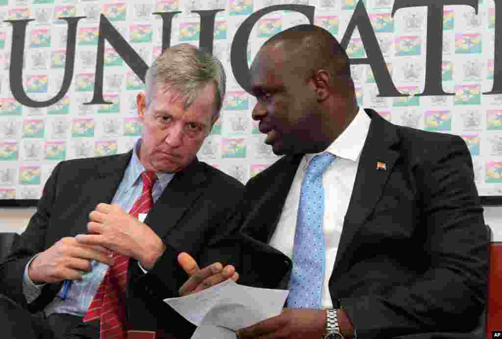 Head of the United Nations Mission for Ebola Emergency Anthony Banbury (left) and Ghanaian Minister of Information Dr. Edward Omane Boamah talk during a press conference on Ebola, in Accra, Ghana, Sept. 30, 2014. 