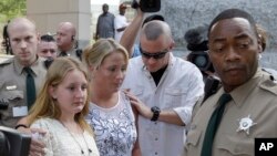2015年8月21日，北卡梅克伦伯格县警察陪同兰德尔·克里克的家属走出法院，此前对克里克的审判宣布无效。