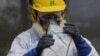 Un trabajador prepara un bloque de una droga no identificada para ser destruida en una instalación en Cayambe, Ecuador, el viernes 3 de marzo de 2023.