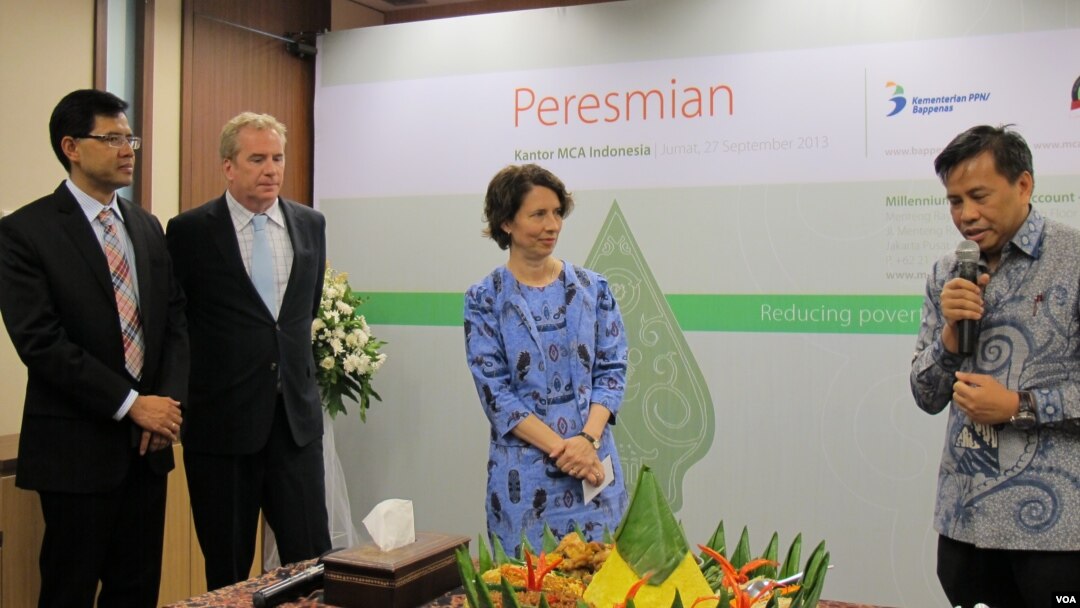 Wakil Menteri Perencanaan dan Pembangunan Nasional Lukita Tuwo (kanan), Kuasa Usaha Kedubes AS Kristen Bauer, Deputi Vice President MCC Tom Hurely, dan Direktur Eksekutif MCA-Indonesia Dr.J.W Saputro saat peresmian kantor baru MCA-Indonesia di Jakarta, Ju