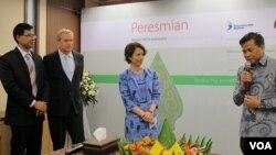 Wakil Menteri Perencanaan dan Pembangunan Nasional Lukita Tuwo (kanan), Kuasa Usaha Kedubes AS Kristen Bauer, Deputi Vice President MCC Tom Hurely, dan Direktur Eksekutif MCA-Indonesia Dr.J.W Saputro saat peresmian kantor baru MCA-Indonesia di Jakarta, Ju