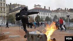 Sarkozy pide el cese de las manifestaciones, ya que podrían frenar la economía del país.