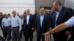 Dalam foto arsip tampak Kepala Hamas Gaza Yahya Sinwar (kiri), Ketua Umum Hamas Ismail Haniyeh (tengah) dan pemimpin senior Hamas, Khalil al-Hayaa di Rafah diJalur Gaza, 19 September 2017. Hamas diperkirakan akan menunjuk pengganti Sinwar, dari luar Gaza. (Foto: Reuters)