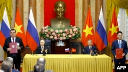 俄罗斯总统 普京（左二）和越南国家主席苏林（右二）在河内总统府举行的签字仪式上。(2024年6月20日)