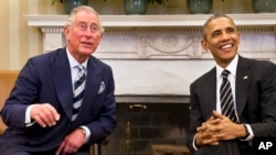 Obama bromeó con el príncipe Carlos durante su visita a la Casa Blanca.