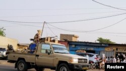 Anggota pasukan keamanan berpatroli di ibu kota Chad, N'Djamena, pada 26 April 2021. (Foto: Reuters/Zohra Bensemra)