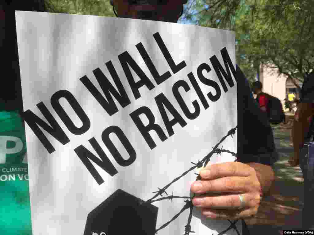 Manifestantes en Arizona protestan contra políticas de migración de Donald Trump, previo a su visita a Phoenix, Arizona.