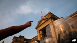 La policía forma un cordón policial frente al Palacio de Justicia mientras se reúnen personas que se niegan a reconocer al nuevo gobierno en Lima, Perú, el miércoles 11 de noviembre de 2020.