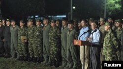 El presidente de Colombia, Juan Manuel Santos entregó una rueda junto a su cúpula militar en la noche de este jueves, 06 de septiembre de 2012.