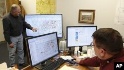 专家们在奥克拉荷马州首府奥克拉荷马城检查断层线来了解地震（2015年11月30日）