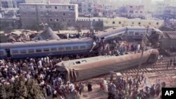 Une collision de train au Caire, Egypte, 21 décembre 1995. (AP Photo / Mohamed El-Dakhakhny)