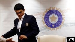 বোর্ড অফ কন্ট্রোল ফর ক্রিকেট ইন ইন্ডিয়া (BCCI) এর নবনির্বাচিত সভাপতি সৌরভ গাঙ্গুলী ভারতের মুম্বাই এ দায়িত্ব নেওয়ার পরে সংবাদ সম্মেলনে অংশ নেয়ার জন্য প্রস্তুতি নিচ্ছেন।২৩ অক্টোবর ২০১৯।(ছবি-এপি/রাজনীশ কাকাদে)