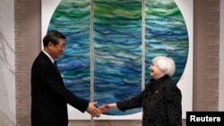 美国财长耶伦与中国副总理何立峰在中国广州举行会晤。（2024年4月5日）