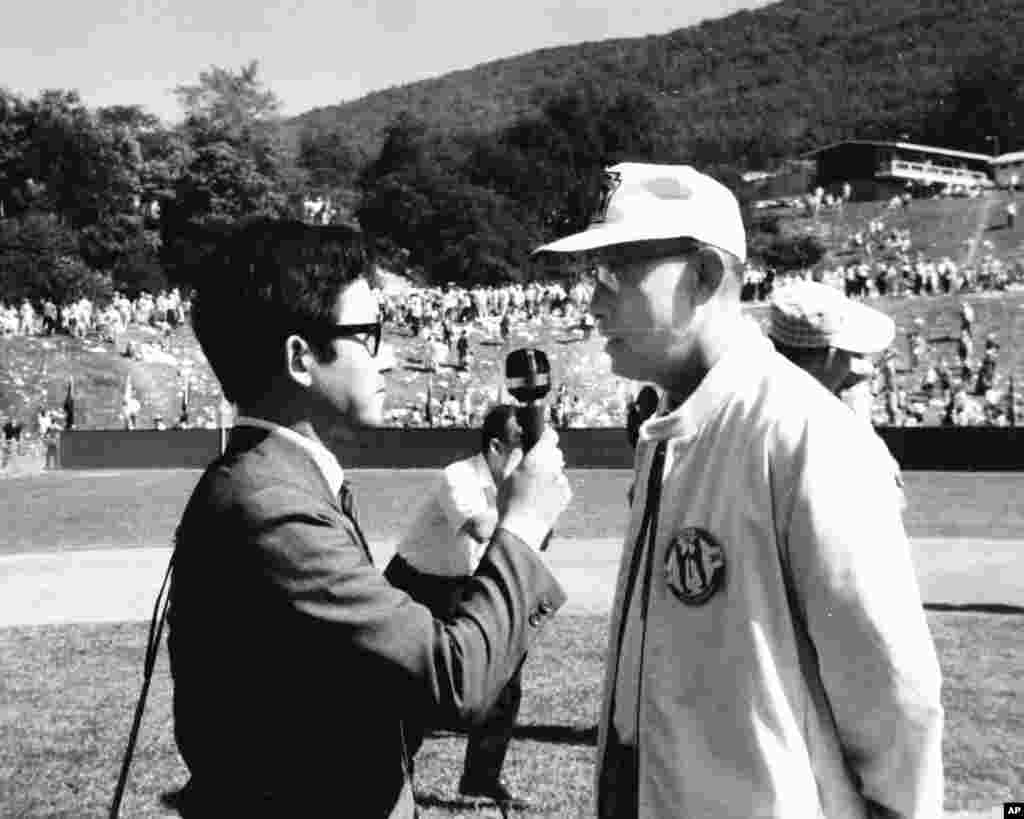 老照片回顾：美国之音中文广播70年