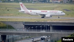 Un avion de la compagnie Tunisair à Orly, Paris, le 10 août 2016.