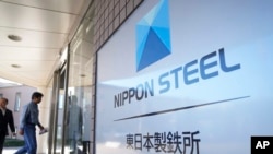 ARCHIVO - Un empleado ingresa a la planta de Kashima de Nippon Steel. En Kashima, Japón, el viernes 6 de diciembre de 2024.