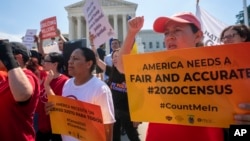 ARCHIVO - En esta fotografía de archivo del 27 de junio de 2019, manifestantes exigen afuera del Capitolio en Washington lo que describen como un censo justo en 2020. (AP Foto/J. Scott Applewhite)