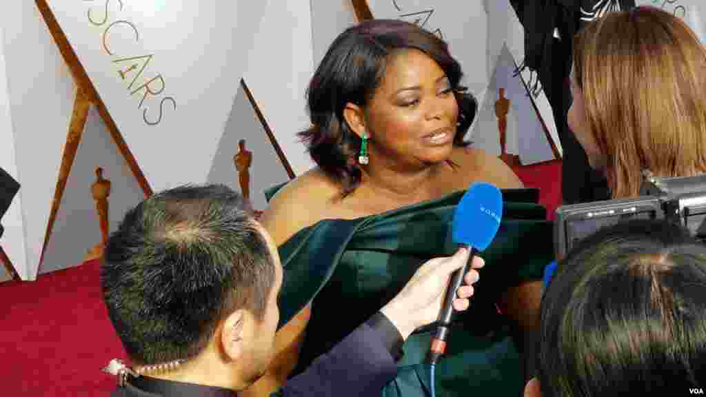 Octavia Spencer arrive aux Oscars le dimanche 4 mars 2018 au Dolby Theater de Los Angeles. (Photo par Arzouma Kompaore VOA)