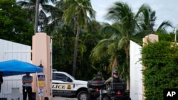 La policía ingresa a la propiedad Mar-a-Lago del candidato presidencial republicano y expresidente Donald Trump, un día después de un aparente intento de asesinato, en Palm Beach, Florida, el lunes 16 de septiembre de 2024. (Foto AP/Rebecca Blackwell)