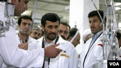 Foto yang dirilis oleh Kantor Pusat Presiden Iran ini menampilkan kunjungan Presiden Iran Mahmoud Ahmadinejad, ke Fasilitas Pengayaan Uranium Natanz sekitar 200 mil (322 kilometer) selatan ibukota Teheran, Iran (Foto: dok).