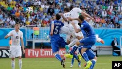 Pemain Uruguay Diego Godin menyingkirkan Italia dengan sundulan kepalanya pada menit ke-81, dan tim Uruguay menang dengan 1-0 (24/6). 