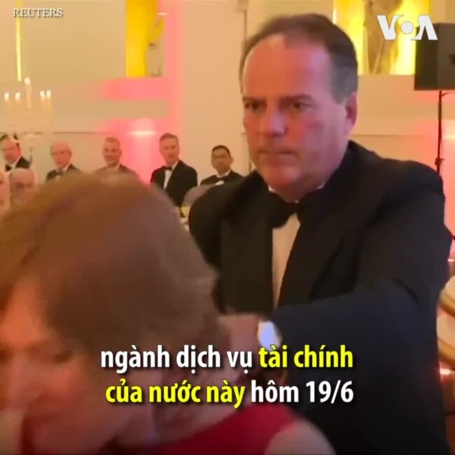 Anh: Tống cổ người biểu tình, Quốc vụ khanh Mark Field bị đình chỉ chức vụ