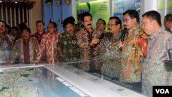 Menteri Agraria dan Tata Ruang Ferry Mursyidan Baldan didampingi Gubernur Jawa Timur Soekarwo melihat maket tata ruang dan wilayah Jawa Timur di Galeri Tata Ruang dan Pertanahan, Sabtu, 9 April 2016.