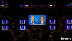 ARCHIVO - Los candidatos presidenciales Donald Trump y Kamala Harris debaten en su primer cara a cara, el 10 de septiembre de 2024.