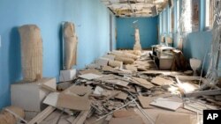 Foto yang dirilis oleh kantor berita resmi Suriah pada 27 Maret 2019 memperlihatkan patung-patung yang hancur pada Museum Palmyra yang sudah dirusak di Kota Palmyra, Suriah. 