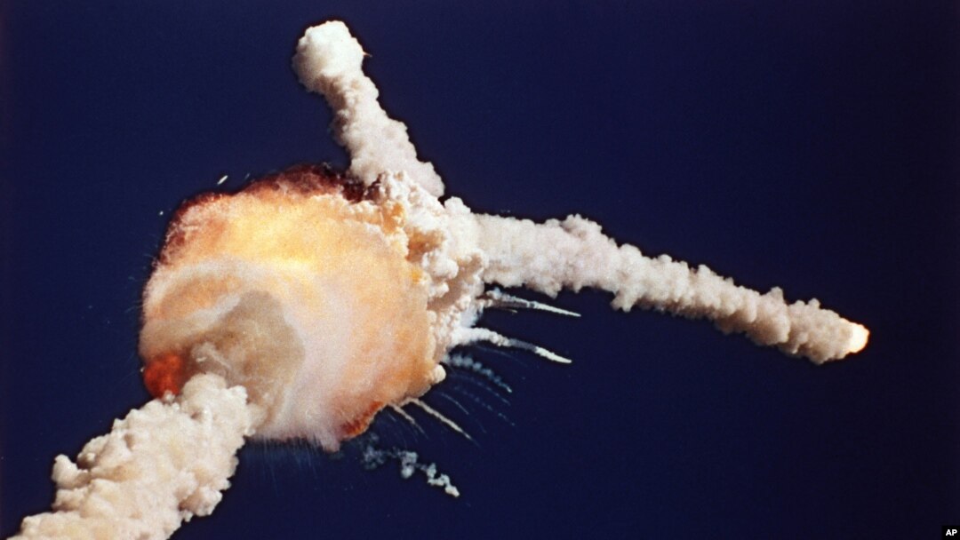 Pesawat ulang-alik antariksa Challenger meledak beberapa saat setelah diluncurkan dari Kennedy Space Center di Cape Canaveral, Florida, 30 tahun lalu, 28 Januari 1986 (foto: dok).
