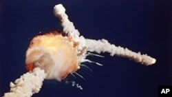 Pesawat ulang-alik antariksa Challenger meledak beberapa saat setelah diluncurkan dari Kennedy Space Center di Cape Canaveral, Florida, 30 tahun lalu, 28 Januari 1986 (foto: dok).