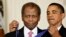 Le président Barack Obama remet la Médaille présidentielle de la liberté à Sidney Poitier lors d'une cérémonie à la Maison Blanche à Washington le 12 août 2009. 