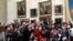 Visitantes del Museo del Louvre, en París, toman fotos de la Mona Lisa de Leonardo Da Vinci, el 3 de diciembre de 2018.
