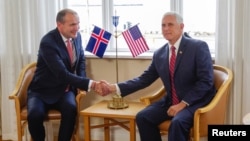 Presiden Islandia Gudni Th. Johannesson bersalaman dengan Wakil Presiden Mike Pence di Hofdi House, Reykjavik, Islandia, 4 September 2019. 