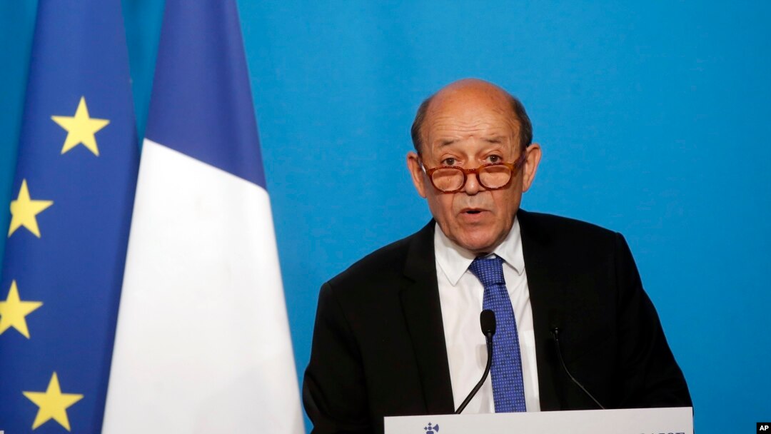 Menteri Luar Negeri Perancis Jean-Yves Le Drian memberikan pernyataan resmi di ruang pers seusai menghadiri pertemuan darurat dengan Presiden Perancis Emmanuel Macron di Istana Elysee, Paris, Perancis, Sabtu, 14 April 2018.