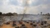 Los restos de 25 víctimas del COVID-19 arden en un crematorio creado en una mina de granito en las afueras de Bengaluru, India, el 5 de mayo del 2021.