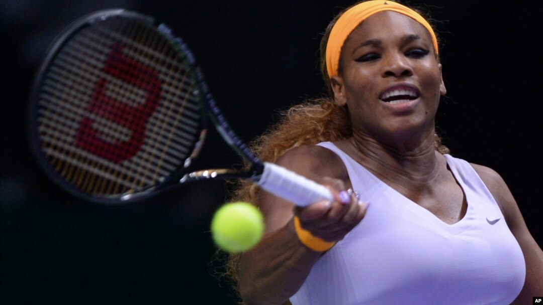 Petenis Serena Williams mengembalikan pukulan Jelena Jankovic dari Serbia dalam pertandingan semifinal Kejuaraan WTA di Istanbul, Turki, Saturday (23/10). 